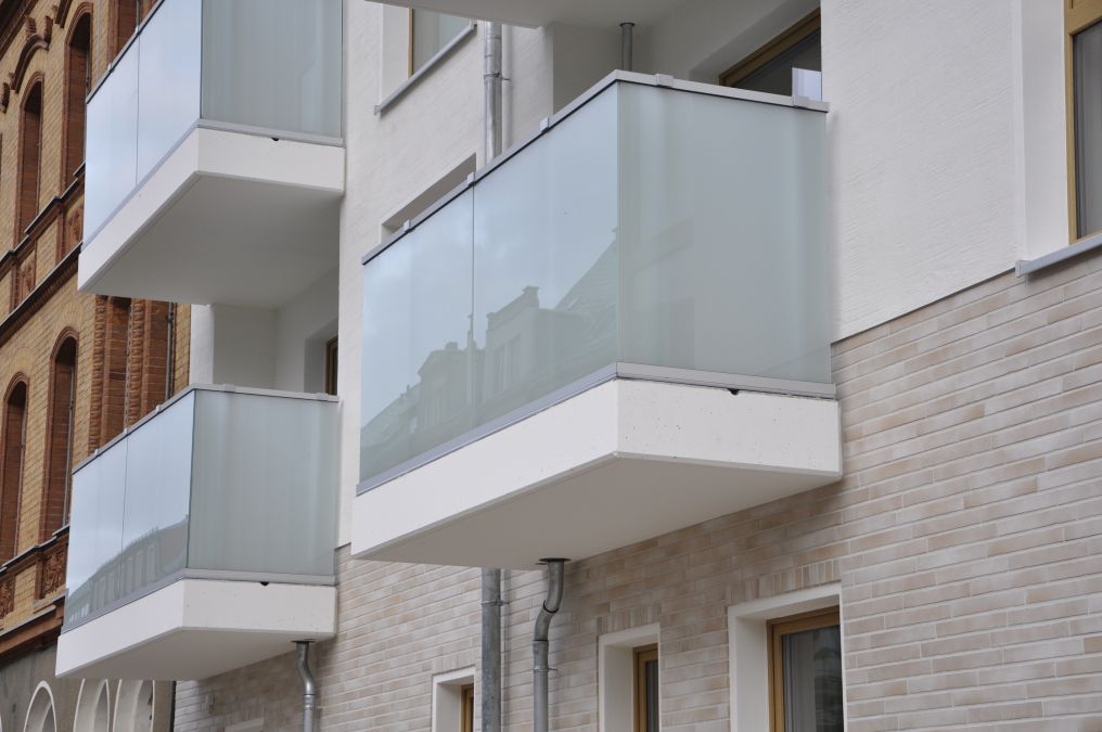 Terrassen und Balkongeländer mit Füllung aus Stäben, Edelstahlseilen und Glas