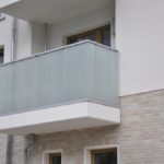 Terrassen und Balkongeländer mit Füllung aus Stäben, Edelstahlseilen und Glas