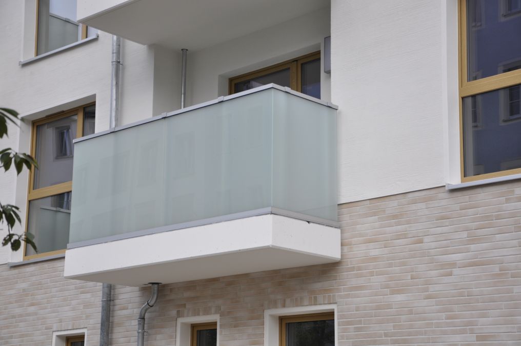 Terrassen und Balkongeländer mit Füllung aus Stäben, Edelstahlseilen und Glas