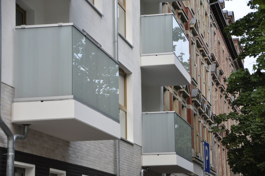 Terrassen und Balkongeländer mit Füllung aus Stäben, Edelstahlseilen und Glas