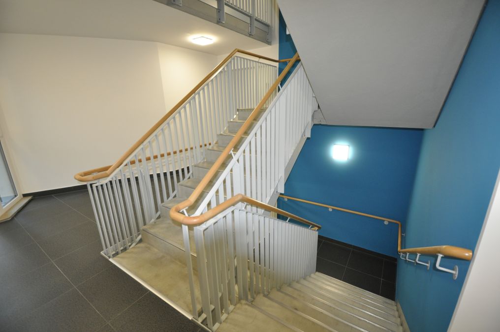 Terrassen und Balkongeländer mit Füllung aus Stäben, Edelstahlseilen und Glas