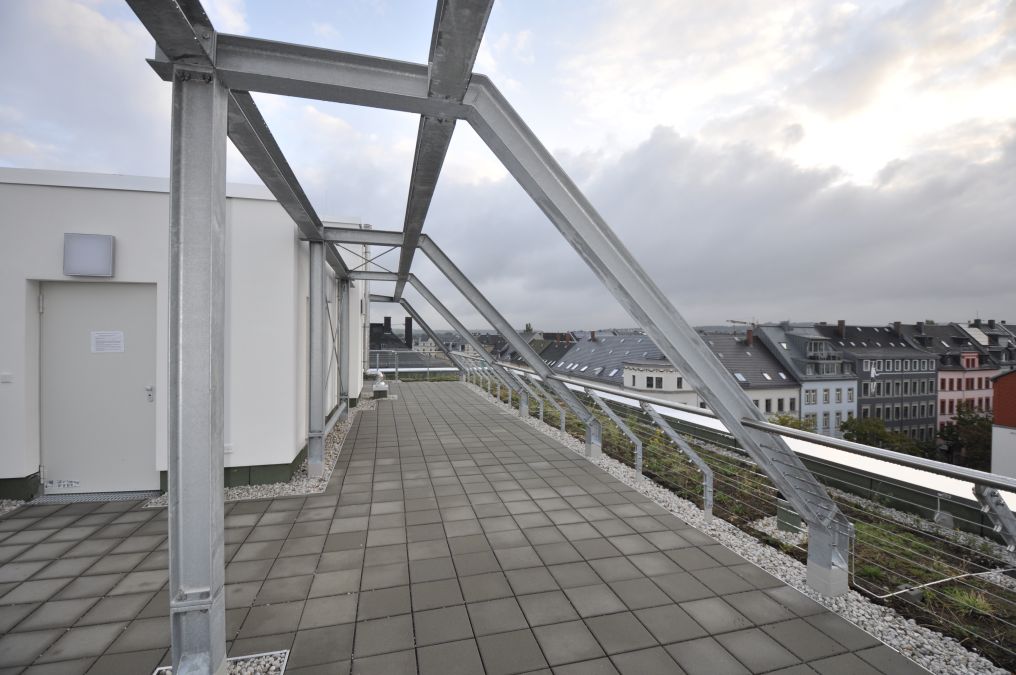 Terrassen und Balkongeländer mit Füllung aus Stäben, Edelstahlseilen und Glas