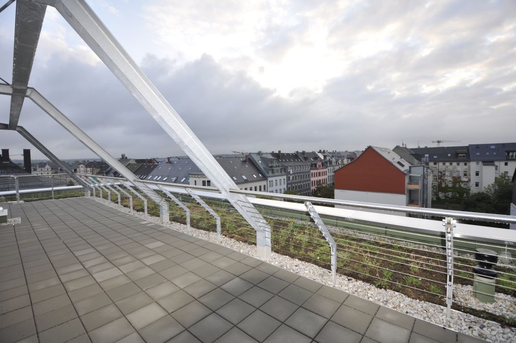 Terrassen und Balkongeländer mit Füllung aus Stäben, Edelstahlseilen und Glas