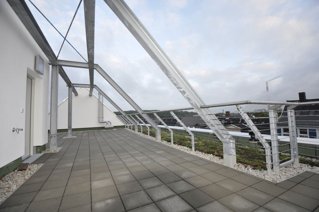 Terrassen und Balkongeländer mit Füllung aus Stäben, Edelstahlseilen und Glas