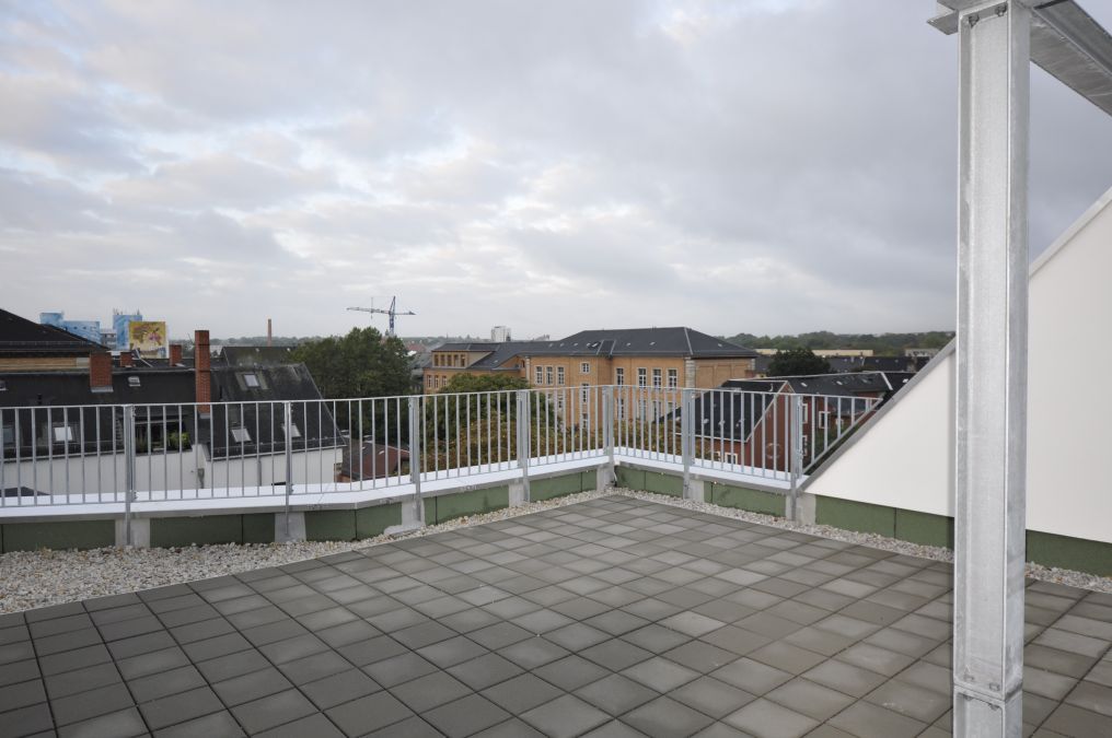 Terrassen und Balkongeländer mit Füllung aus Stäben, Edelstahlseilen und Glas