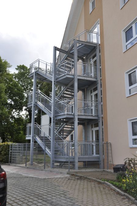 Fluchttreppe mit Gitterrosten feuerverzinkt und einem Edelstahlhandlauf