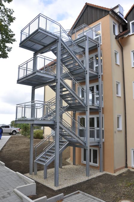 Fluchttreppe mit Gitterrosten feuerverzinkt und einem Edelstahlhandlauf