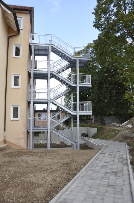 Fluchttreppe mit Gitterrosten feuerverzinkt und einem Edelstahlhandlauf