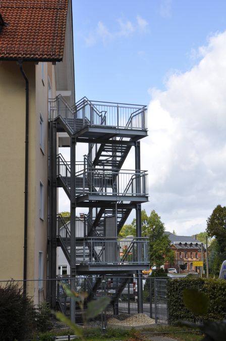 Fluchttreppe mit Gitterrosten feuerverzinkt und einem Edelstahlhandlauf