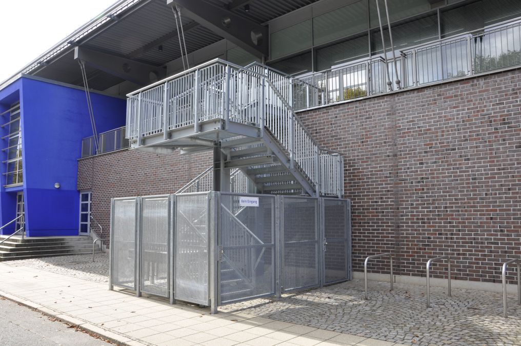 Fluchttreppen mit Einhausung aus Streckmetall feuerverzinkt