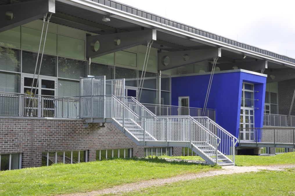 Fluchttreppen mit Einhausung aus Streckmetall feuerverzinkt