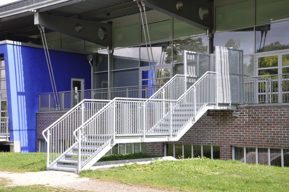 Fluchttreppen mit Einhausung aus Streckmetall feuerverzinkt