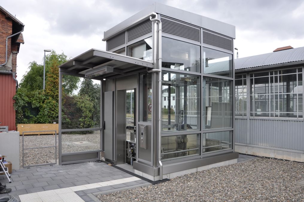 Schachtgerüste mit Vordach und Verglasung