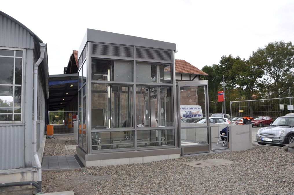 Schachtgerüste mit Vordach und Verglasung