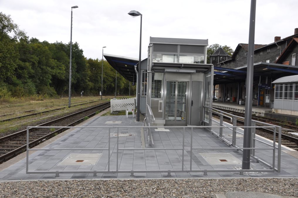 Schachtgerüste mit Vordach und Verglasung