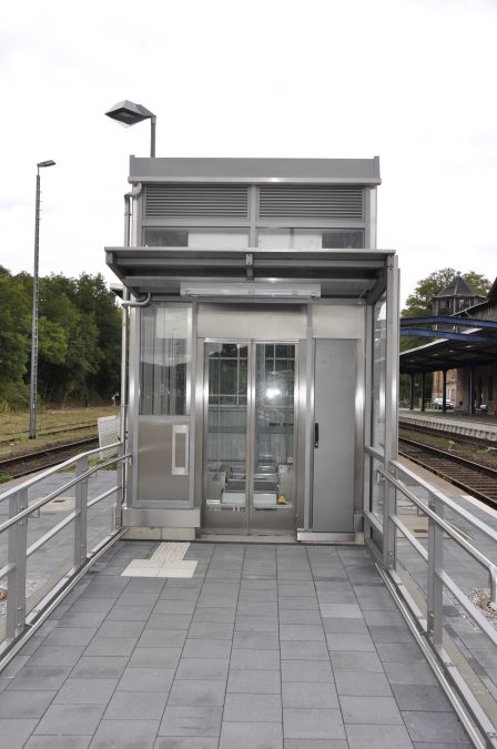 Schachtgerüste mit Vordach und Verglasung