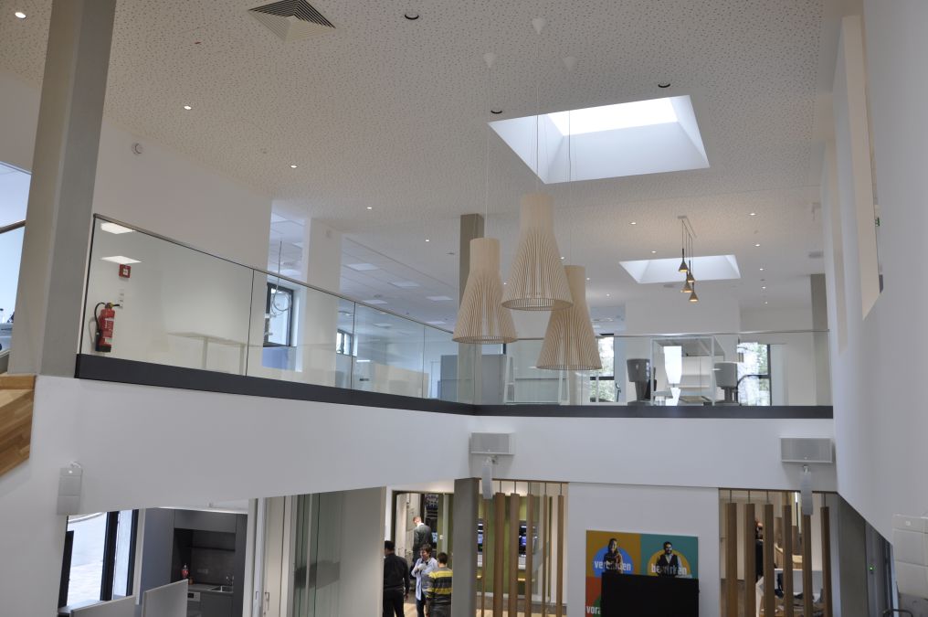 Sitztreppe mit Ganzglasgeländer