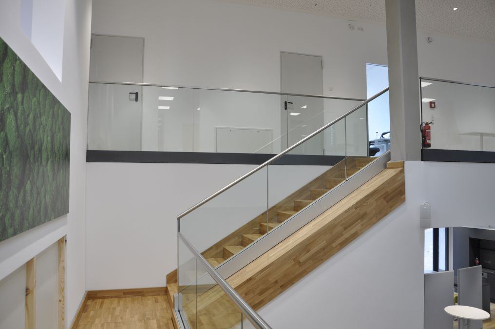 Sitztreppe mit Ganzglasgeländer