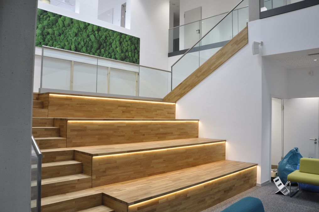 Sitztreppe mit Ganzglasgeländer